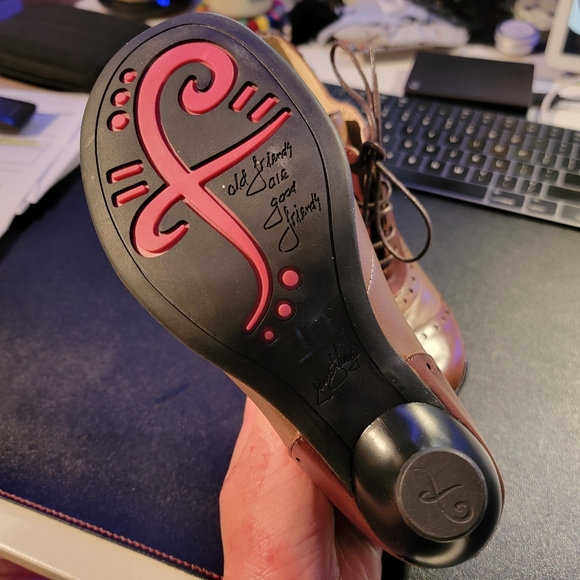 Near mint John Fluevog brown leather brogued style lace-up heel - Picture 3 of 5